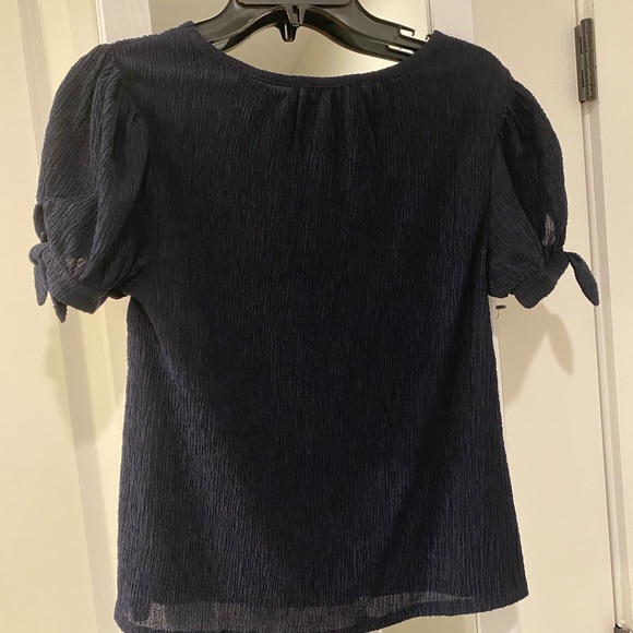 LOFT Navy “crinkle” tie sleeve top - Picture 2 of 4